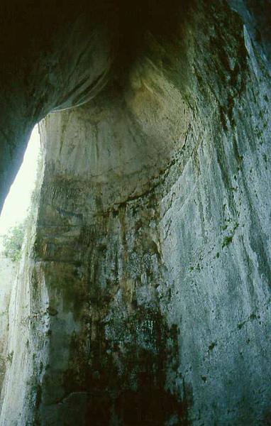 128-Siracusa,l'orecchio di Dionigi,24 aprile 2000.jpg